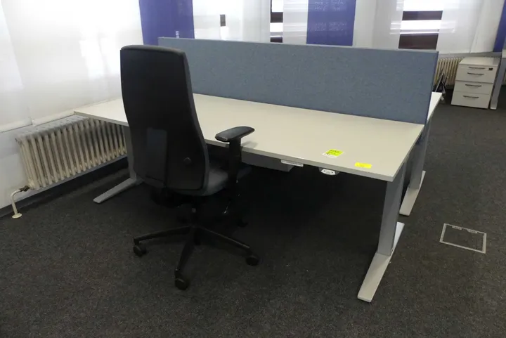 Elektrisch höhenverstellbarer Schreibtisch mit Trennwand und Bürostuhl Maße in cm ca. 200 x 80